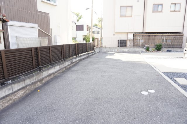 中古戸建　四條畷市南野４丁目（平成30年築）の前面道路含む現地写真
