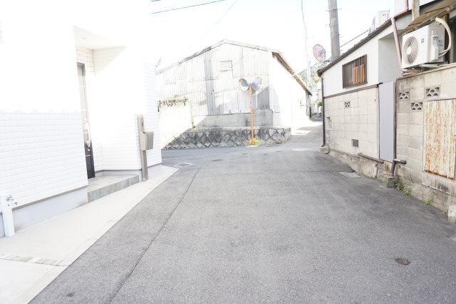 中古戸建　四條畷市南野４丁目（平成30年築）の前面道路含む現地写真