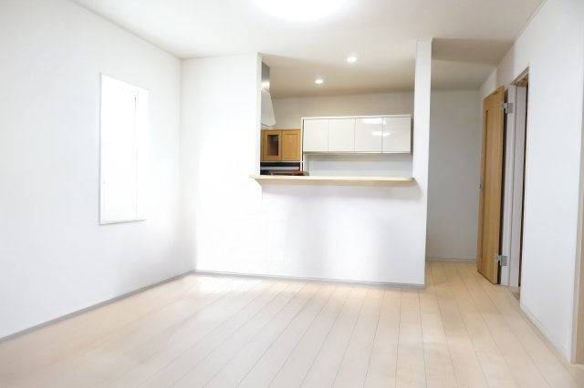 中古戸建　四條畷市南野４丁目（平成30年築）の居間・リビング|陽当りの良いリビングです！