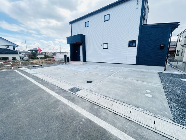 新築　前橋市総社町総社.3区画　2号棟の駐車場|現地写真　駐車スペースは建物南側に並列2台可能！