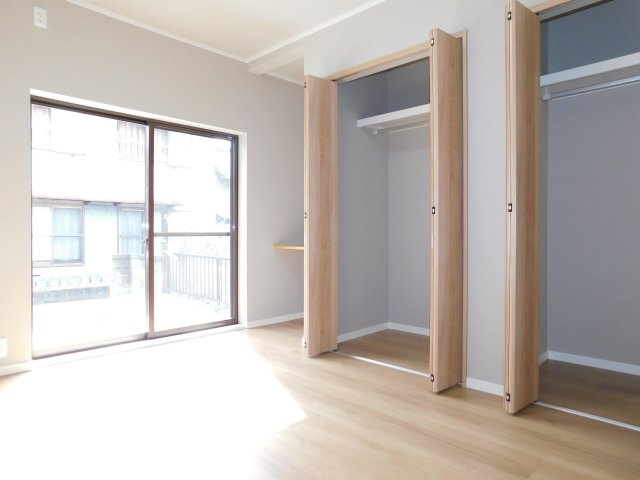 名古屋市港区船頭場３丁目の中古一戸建の洋室|◇１階洋室◇　　南面で明るい洋室約６．５帖　収納２ヶ所完備！　カウンター付き♪　（２０２５年７月リフォーム済）