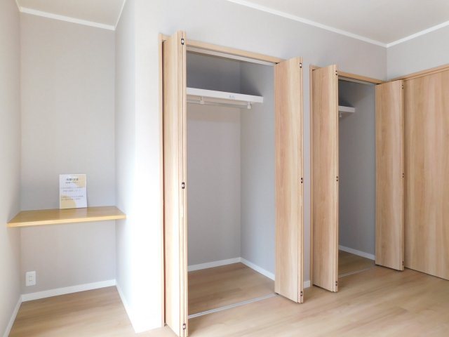 名古屋市港区船頭場３丁目の中古一戸建の洋室|◇１階洋室◇　　南面で明るい洋室約６．５帖　収納２ヶ所完備！　カウンター付き♪　（２０２５年７月リフォーム済）