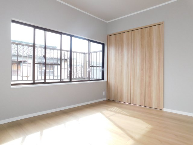 名古屋市港区船頭場３丁目の中古一戸建の洋室|◇２階洋室◇　　南面で明るい洋室約６．０帖　収納２ヶ所完備！　ベランダ付き♪　（２０２５年７月リフォーム済）