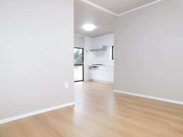 名古屋市港区船頭場３丁目の中古一戸建の居間・リビング|◇リビング◇　　明るいリビング約１２．０帖　リビングとダイニングスペースを分けて利用できます♪　（２０２５年７月リフォーム済）