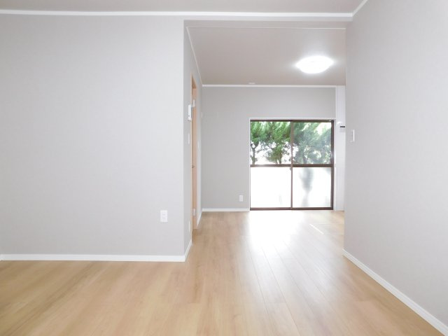 名古屋市港区船頭場３丁目の中古一戸建の居間・リビング|◇リビング◇　　明るいリビング約１２．０帖　（２０２５年７月リフォーム済）