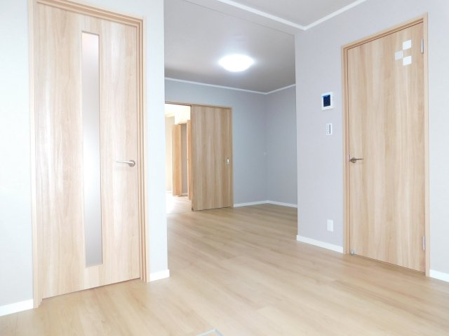 名古屋市港区船頭場３丁目の中古一戸建の居間・リビング|◇リビング◇　　明るいリビング約１２．０帖　洋室と続き間で１８．５帖の広々空間になります！　（２０２５年７月リフォーム済）