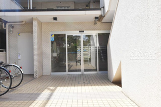 【エントランス】 | お客様を、そして住人を出迎えてくれるマンションのエントランス。ゴミが落ちていないことからも、管理状態の良さや住民の節度の高さが見て取れます。～即日のご見学可能～　お問合せはお気軽にどうぞ。
