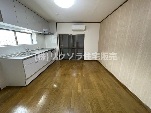 泉町2丁目　中古一戸建てのダイニング|LDK9.7帖
■物件内覧・資金計画相談・住宅ローン相談、リフォーム相談、お問合せ受付中■
※当日・翌日のご内覧、ご相談はお電話でのお問合せがスムーズです！
