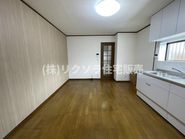 泉町2丁目　中古一戸建てのキッチン|LDK9.7帖
■物件内覧・資金計画相談・住宅ローン相談、リフォーム相談、お問合せ受付中■
※当日・翌日のご内覧、ご相談はお電話でのお問合せがスムーズです！
