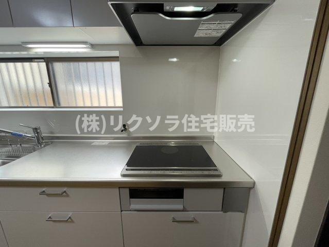 泉町2丁目　中古一戸建てのキッチン|IHクッキングヒーター
■物件内覧・資金計画相談・住宅ローン相談、リフォーム相談、お問合せ受付中■
※当日・翌日のご内覧、ご相談はお電話でのお問合せがスムーズです！
