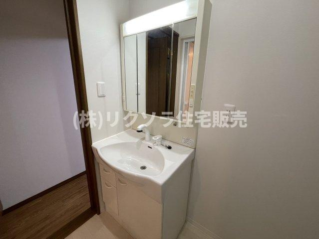 泉町2丁目　中古一戸建ての独立洗面台|三面鏡付き独立洗面台
■物件内覧・資金計画相談・住宅ローン相談、リフォーム相談、お問合せ受付中■
※当日・翌日のご内覧、ご相談はお電話でのお問合せがスムーズです！