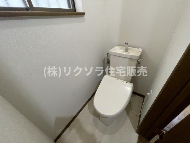 泉町2丁目　中古一戸建てのトイレ|■物件内覧・資金計画相談・住宅ローン相談、リフォーム相談、お問合せ受付中■
※当日・翌日のご内覧、ご相談はお電話でのお問合せがスムーズです！
