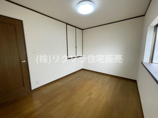 泉町2丁目　中古一戸建ての寝室|洋室6.0帖
■物件内覧・資金計画相談・住宅ローン相談、リフォーム相談、お問合せ受付中■
※当日・翌日のご内覧、ご相談はお電話でのお問合せがスムーズです！