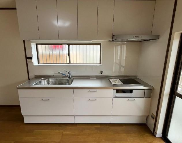 泉町2丁目　中古一戸建てのキッチン|システムキッチン
■物件内覧・資金計画相談・住宅ローン相談、リフォーム相談、お問合せ受付中■
※当日・翌日のご内覧、ご相談はお電話でのお問合せがスムーズです！