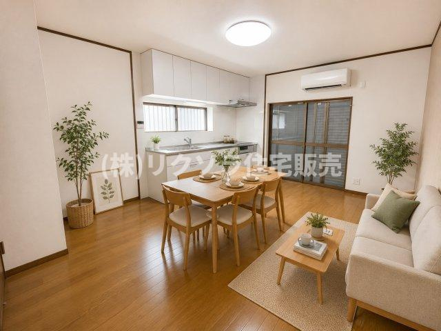 泉町2丁目　中古一戸建ての居間・リビング|LDK9.7帖　※この画像はAIによるバーチャルステージング画像です。
実際の物件には家具・インテリアは含まれません。
■物件内覧・資金計画相談・住宅ローン相談、リフォーム相談、お問合せ受付中■