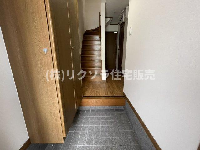泉町2丁目　中古一戸建ての内装|玄関内部
■物件内覧・資金計画相談・住宅ローン相談、リフォーム相談、お問合せ受付中■
※当日・翌日のご内覧、ご相談はお電話でのお問合せがスムーズです！