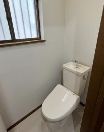 泉町2丁目　中古一戸建てのトイレ|温水洗浄便座
■物件内覧・資金計画相談・住宅ローン相談、リフォーム相談、お問合せ受付中■
※当日・翌日のご内覧、ご相談はお電話でのお問合せがスムーズです！