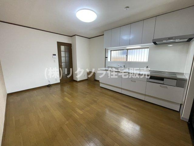 泉町2丁目　中古一戸建ての居間・リビング|LDK9.7帖
■物件内覧・資金計画相談・住宅ローン相談、リフォーム相談、お問合せ受付中■
※当日・翌日のご内覧、ご相談はお電話でのお問合せがスムーズです！