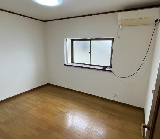 泉町2丁目　中古一戸建ての洋室|洋室4.5帖
■物件内覧・資金計画相談・住宅ローン相談、リフォーム相談、お問合せ受付中■
※当日・翌日のご内覧、ご相談はお電話でのお問合せがスムーズです！