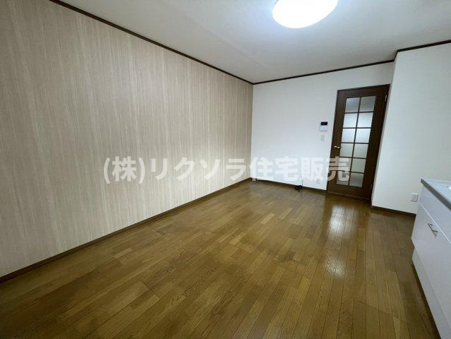 泉町2丁目　中古一戸建ての居間・リビング|LDK9.7帖
■物件内覧・資金計画相談・住宅ローン相談、リフォーム相談、お問合せ受付中■
※当日・翌日のご内覧、ご相談はお電話でのお問合せがスムーズです！