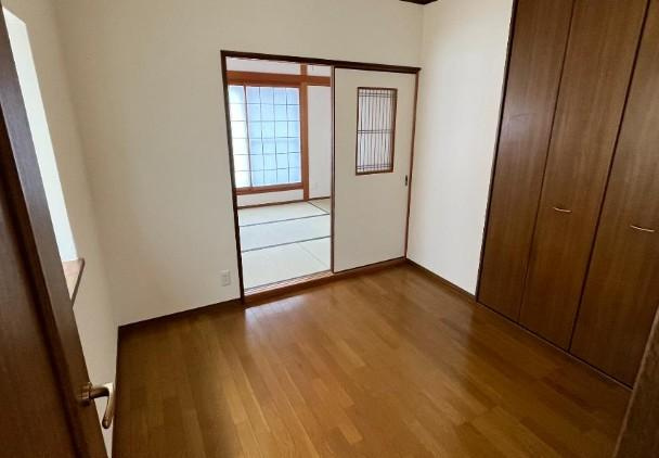 泉町2丁目　中古一戸建ての子供部屋|洋室4.5帖
■物件内覧・資金計画相談・住宅ローン相談、リフォーム相談、お問合せ受付中■
※当日・翌日のご内覧、ご相談はお電話でのお問合せがスムーズです！