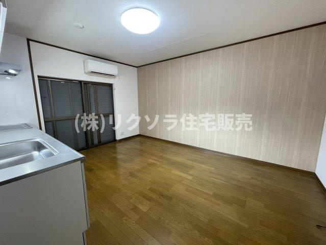 泉町2丁目　中古一戸建ての居間・リビング|LDK9.7帖
■物件内覧・資金計画相談・住宅ローン相談、リフォーム相談、お問合せ受付中■
※当日・翌日のご内覧、ご相談はお電話でのお問合せがスムーズです！