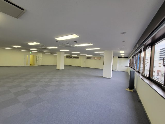 オーイズミホールディングス厚木ビルの内装
