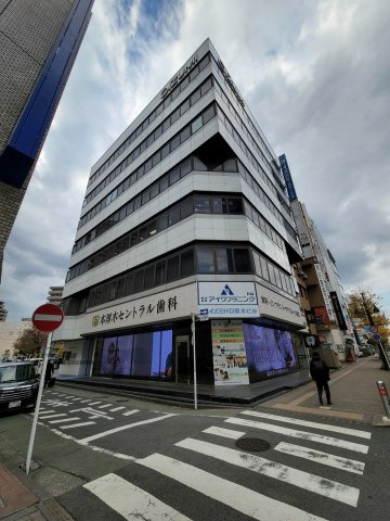 オーイズミホールディングス厚木ビルの外観