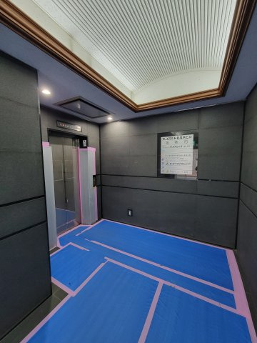 オーイズミホールディングス厚木ビルのエントランス