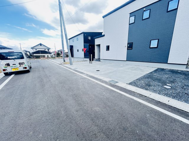 新築　前橋市総社町総社3区画　3号棟の前面道路含む現地写真|現地写真　西側接道幅員約4ｍ