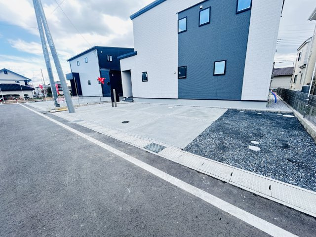 新築　前橋市総社町総社3区画　3号棟の駐車場|現地写真　駐車スペースは建物南側に並列2台可能！