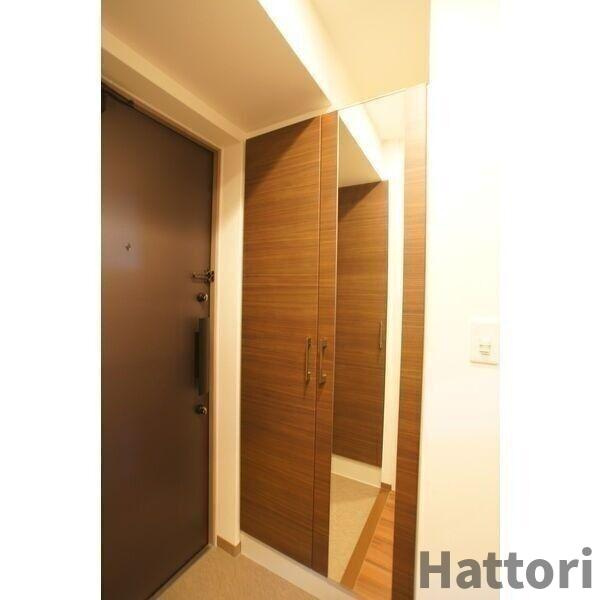 江坂プライマリーワンの玄関