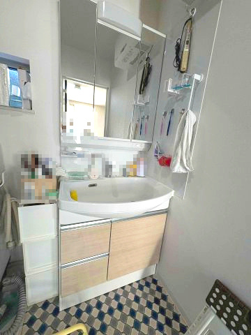 売中古戸建　駿東郡清水町徳倉の独立洗面台|独立洗面台があるので収納スペースも多くあります。鏡もあるので朝の支度にも便利です。