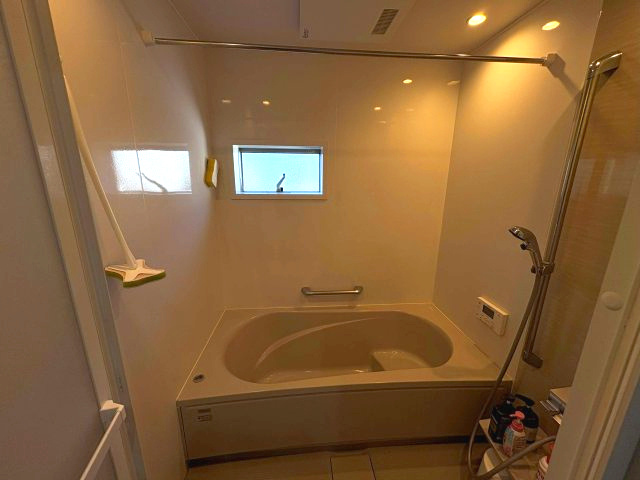 売中古戸建　駿東郡清水町徳倉の浴室|窓があるので明るい室内です。備え付けの台があるのでシャンプーを置いたり出来て便利です。