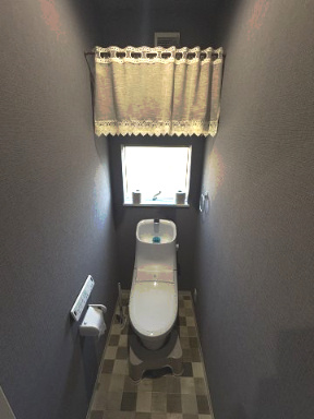 売中古戸建　駿東郡清水町徳倉のトイレ|1階と2階にあるトイレには窓もついてます。