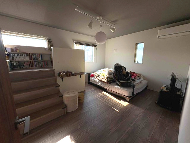 売中古戸建　駿東郡清水町徳倉の洋室|２階主寝室にはサンルームの吹き出し部分を底上げした中2階がございます。