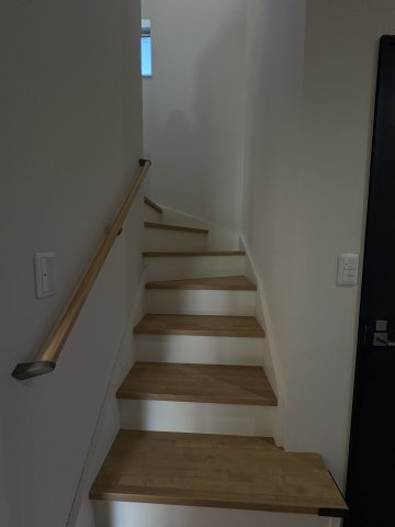 売中古戸建　駿東郡清水町徳倉の設備|手すりのついた階段は安心ですね。