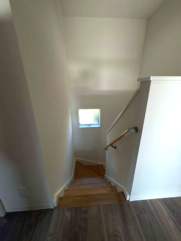 売中古戸建　駿東郡清水町徳倉のその他|安全に配慮したかね折れ階段です。階段には手摺があり安心です。