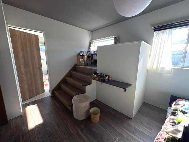 売中古戸建　駿東郡清水町徳倉の洋室|2階8.5畳の主寝室から4.5畳の洋室への移動も楽々。