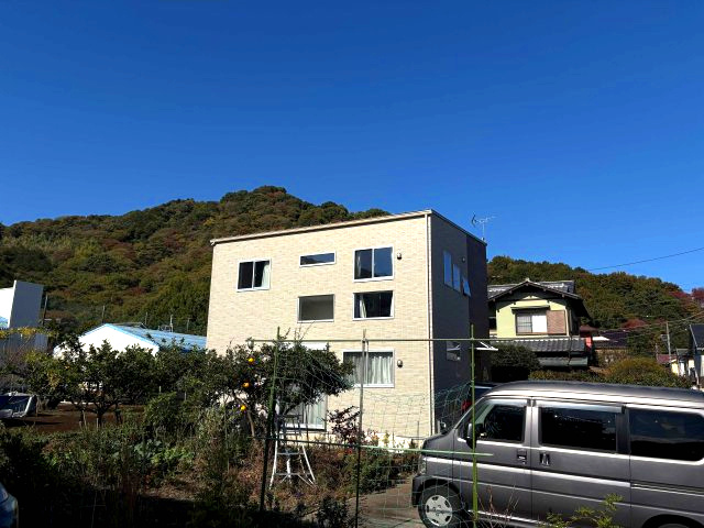 売中古戸建　駿東郡清水町徳倉の外観|閑静な住宅街に位置し、香貫山がすぐ近くなのでハイキングにも行けます。