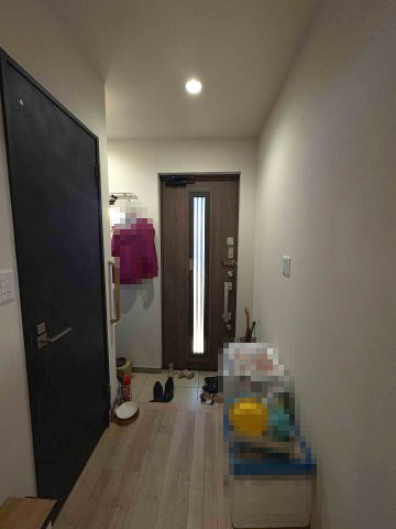 売中古戸建　駿東郡清水町徳倉の玄関|玄関ドアは断熱ドアを採用し、スマートコントロールキーを搭載。
シューズクロークもございます。