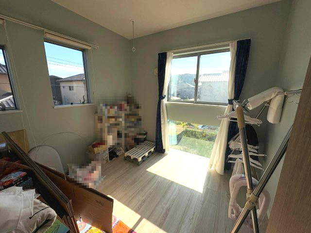 売中古戸建　駿東郡清水町徳倉の洋室|2階部分、4.5畳の洋室はたっぷりの朝日を取り込み、気持ちの良い朝を迎えることができます。