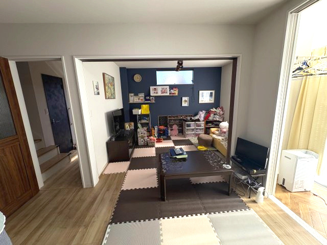 売中古戸建　駿東郡清水町徳倉の居間・リビング|ダイニングとリビングを合わせると16畳超え。
右手前に約1.5畳分のサンルームは２階部分まで吹き抜け仕様となっており、たっぷりの日の光が降り注ぎます。