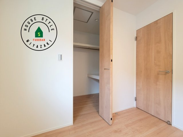 宮崎市吉村町3(1号棟)の内観：施工例|洋服や大きな荷物が多い方や人数の多いご家族などは、一般的なクローゼットよりもウォークインクローゼットのほうが使い勝手が良いです。
