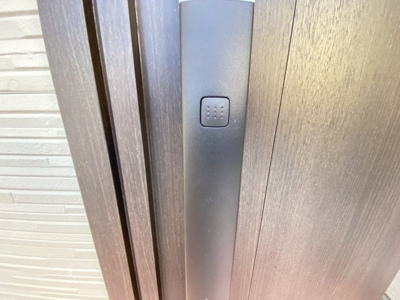 【玄関】 | 那覇市仲井真（全8棟）4号棟 | 4号棟　スマートキー付き♪