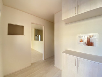 【内装】 | 那覇市仲井真（全8棟）4号棟 | 4号棟　十分な収納付き玄関♪