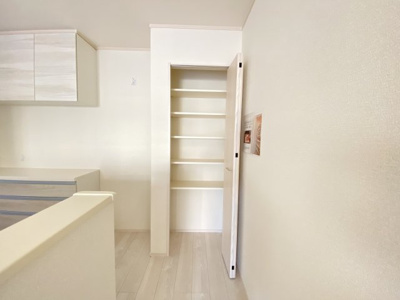 【収納】 | 那覇市仲井真（全8棟）4号棟 | 4号棟　パントリー付き♪
