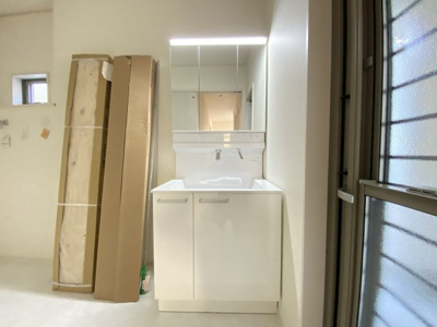 【独立洗面台】 | 那覇市仲井真（全8棟）4号棟 | 4号棟　三面鏡付き洗髪洗面化粧台♪