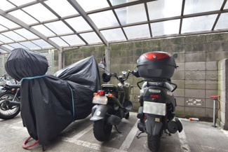【駐車場】 | バイク置き場。空き区画の有無や駐輪料金、サイズおよび排気量規定などについては、改めてお問い合わせください。～即日のご見学可能～　お問合せはお気軽にどうぞ。
