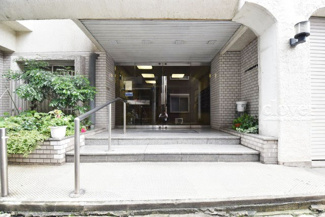 【エントランス】 | お客様を、そして住人を出迎えてくれるマンションのエントランス。ゴミが落ちていないことからも、管理状態の良さや住民の節度の高さが見て取れます。～即日のご見学可能～　お問合せはお気軽にどうぞ。
